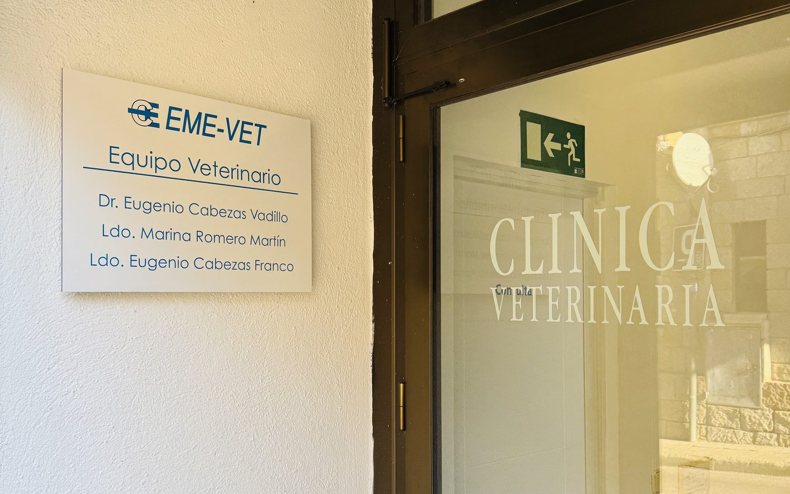 Entrada de la clínica veterinaria EME VET en Hoyo de Manzanares, con la placa del equipo veterinario