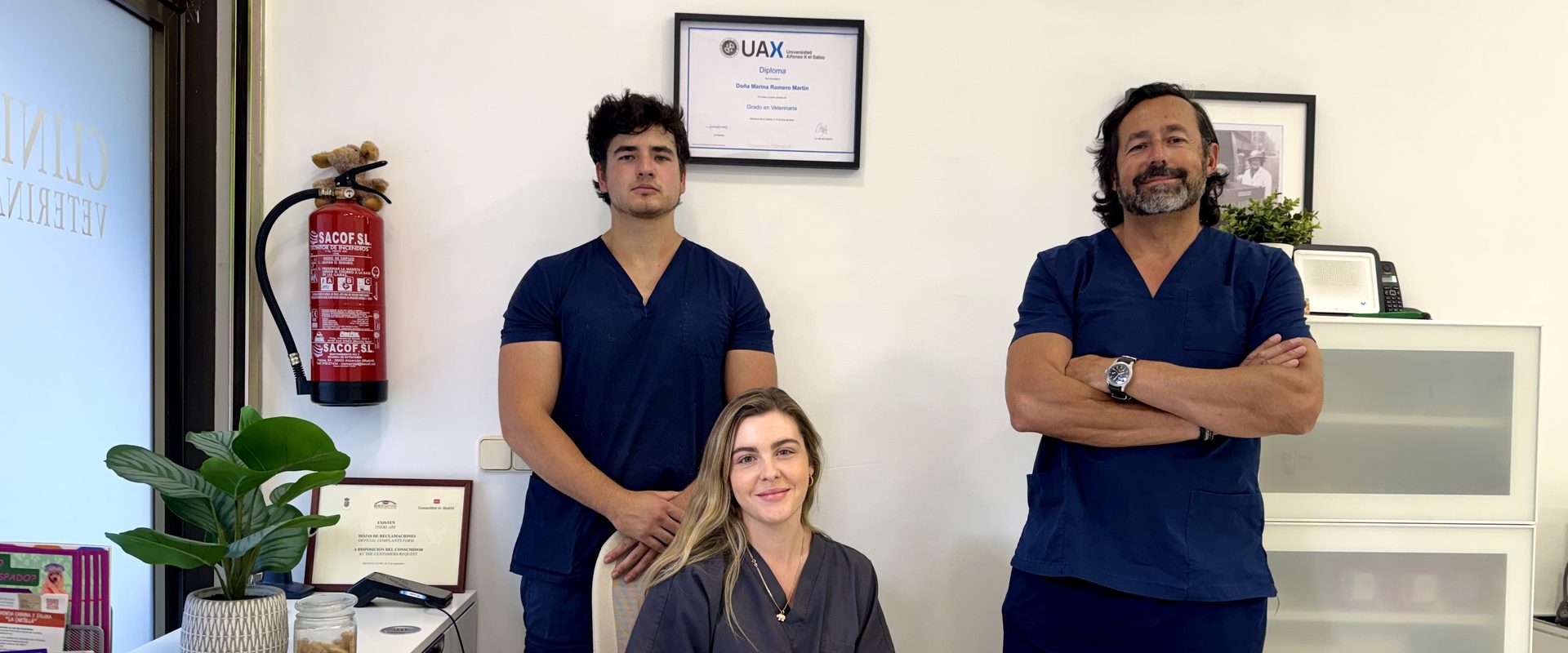El equipo de EME VET en la recepción de la clínica de Hoyo de Manzanares